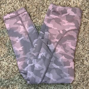 NWOT ULTIMATE STASH POCKET TEXTURED CAMO CAPRI